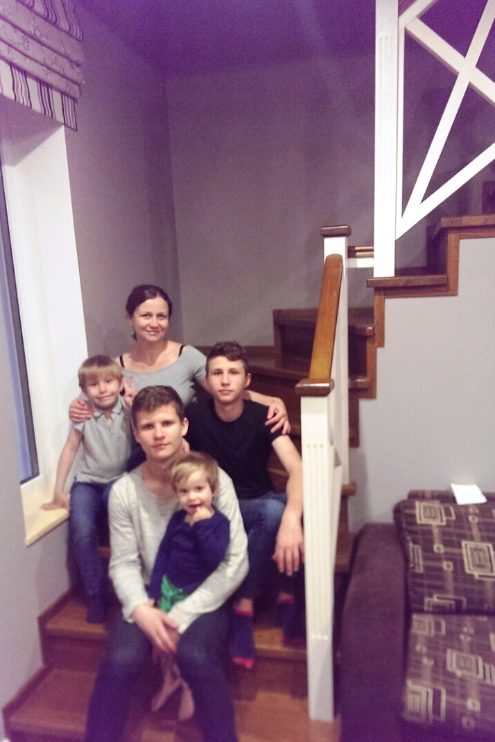 Бетонная монолитная лестница - фото семьи на лестнице